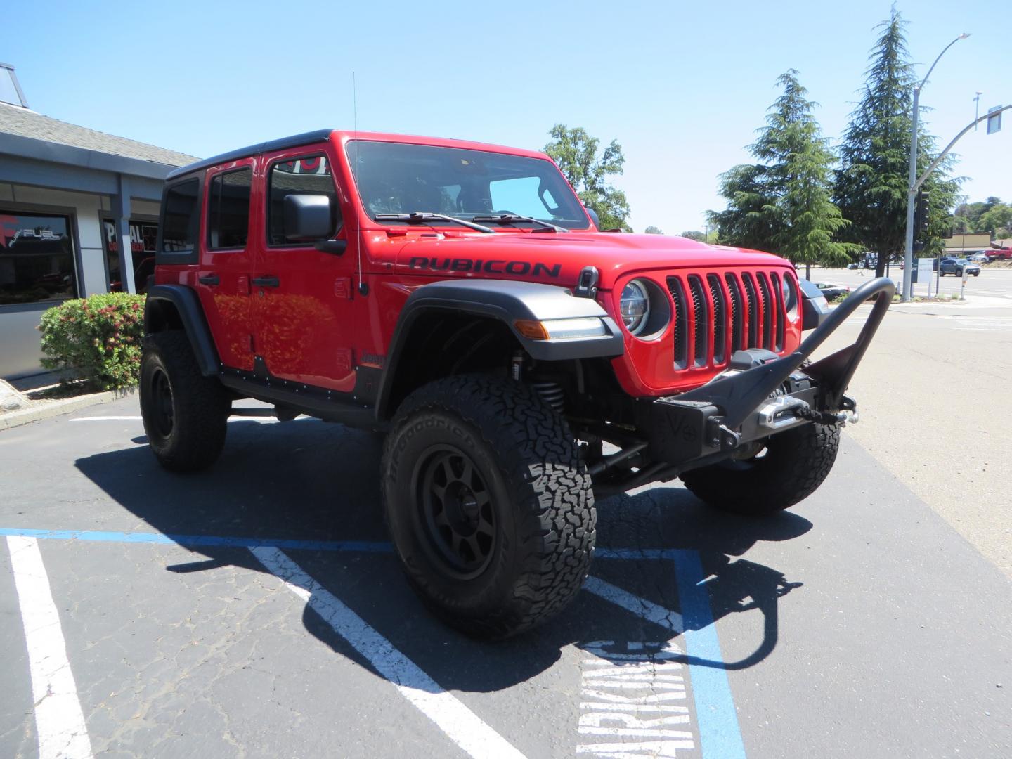 2019 Red /Black Jeep Wrangler Unlimited Rubicon (1C4HJXFN7KW) with an 2.0L L4 DOHC 16V TURBO engine, automatic transmission, located at 2630 Grass Valley Highway, Auburn, CA, 95603, (530) 508-5100, 38.937893, -121.095482 - Rubicon JL ready for all of your offroad adventures. This Jeep is sitting on a Rubicon Express lift kit, RE 2.5 Extreme series shocks, 17" Method bead grip wheels, 37" BFG KO2 tires, EVO front bumper, Warn winch, Road Armor rock slliders, and a HD Jeep spare tire carrier. - Photo#2